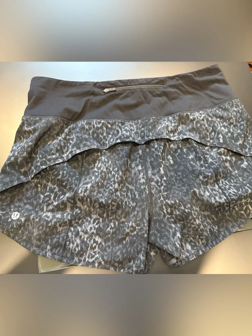 Lululemon Athletica Women's Speed-Up Gray/Black Athletic Shorts - Picture 3 of 12